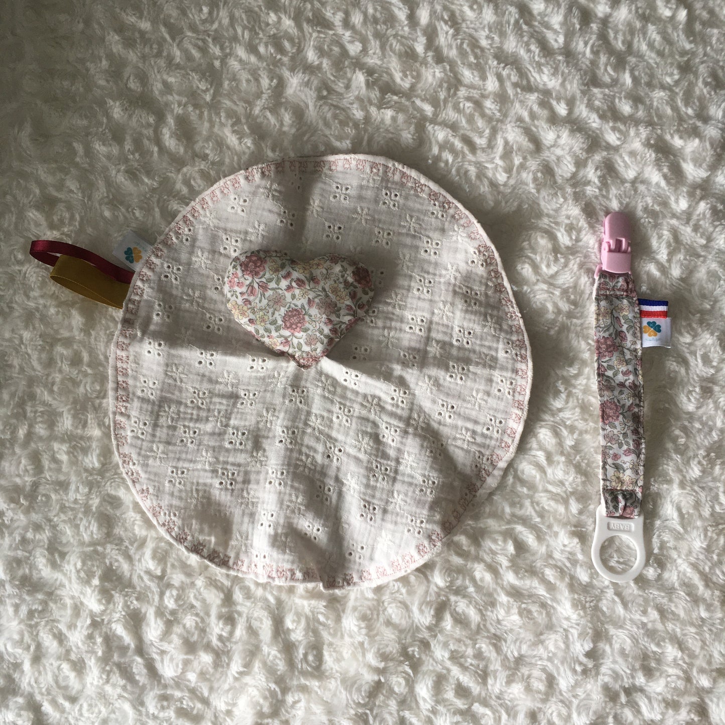 Ensemble doudou coeur + attache-tétine fleuri et brodé