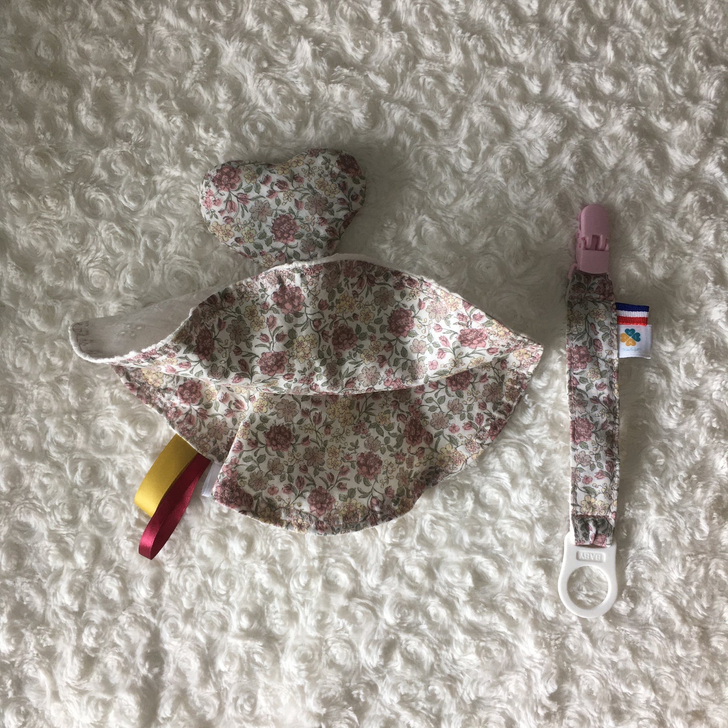 Ensemble doudou coeur + attache-tétine fleuri et brodé