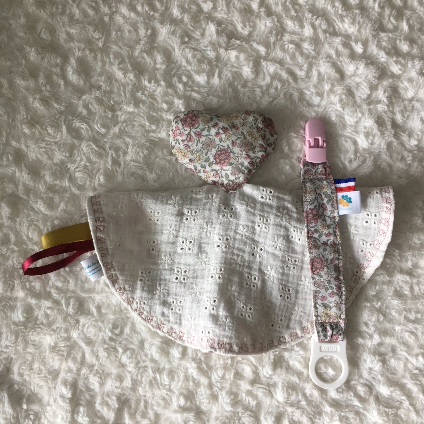 Ensemble doudou coeur + attache-tétine fleuri et brodé