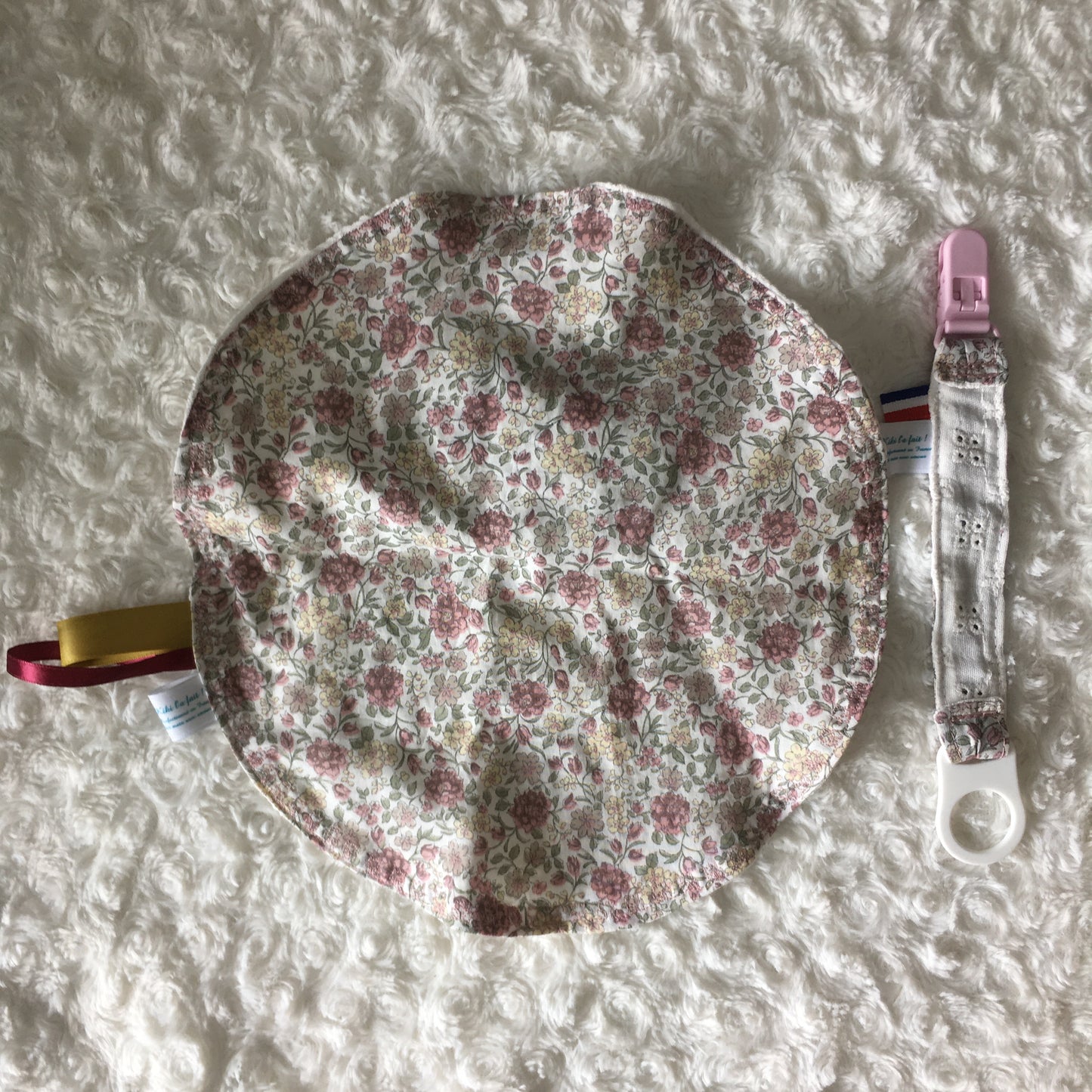 Ensemble doudou coeur + attache-tétine fleuri et brodé