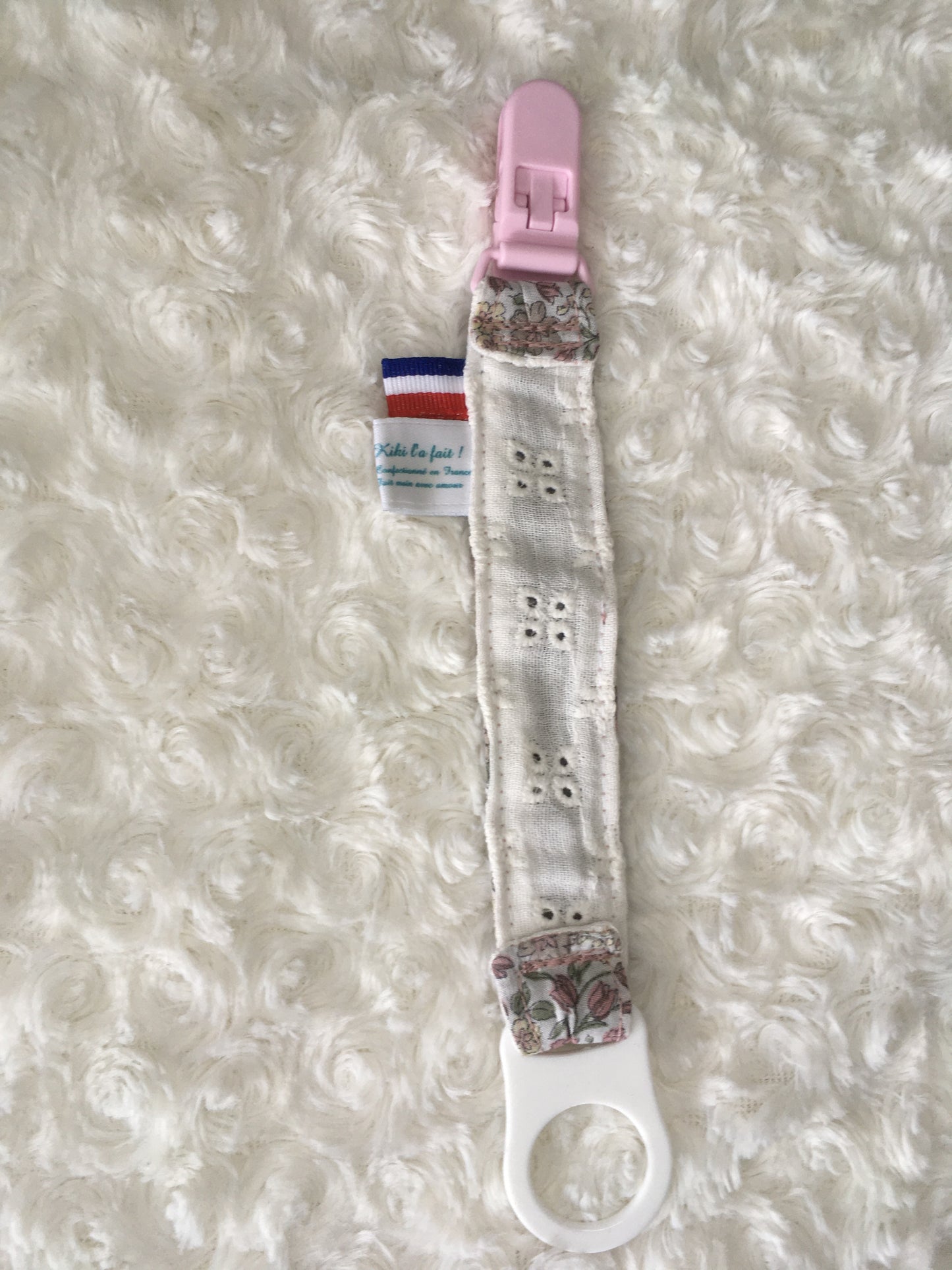 Attache-tétine fleuri et brodé