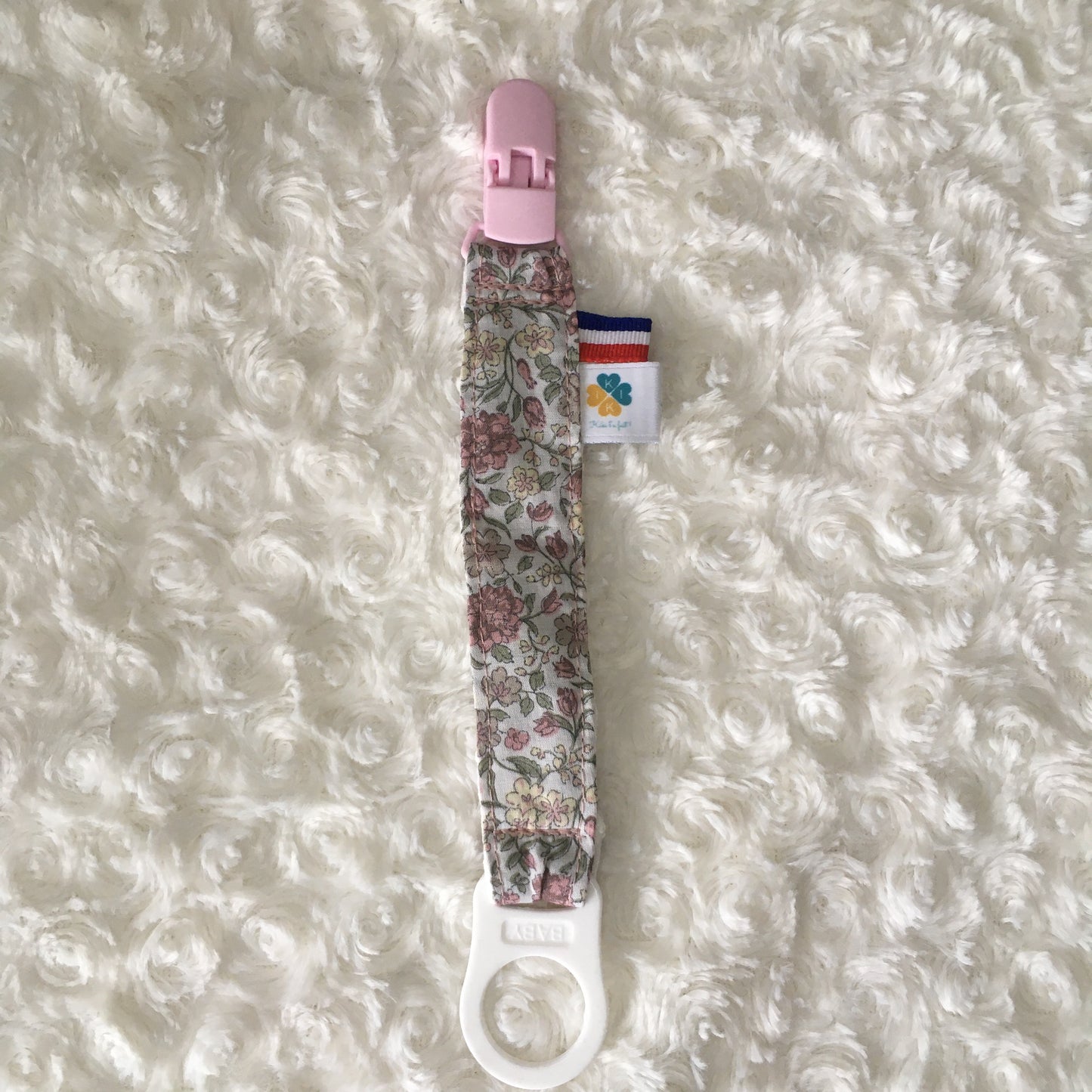 Attache-tétine fleuri et brodé