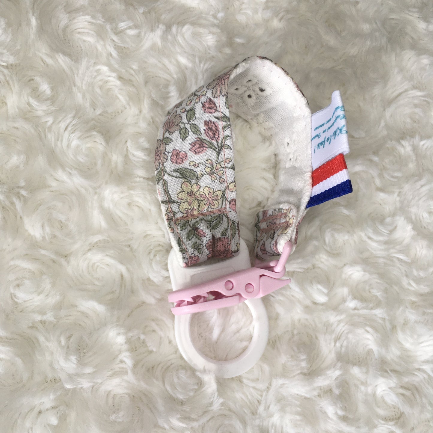 Attache-tétine fleuri et brodé