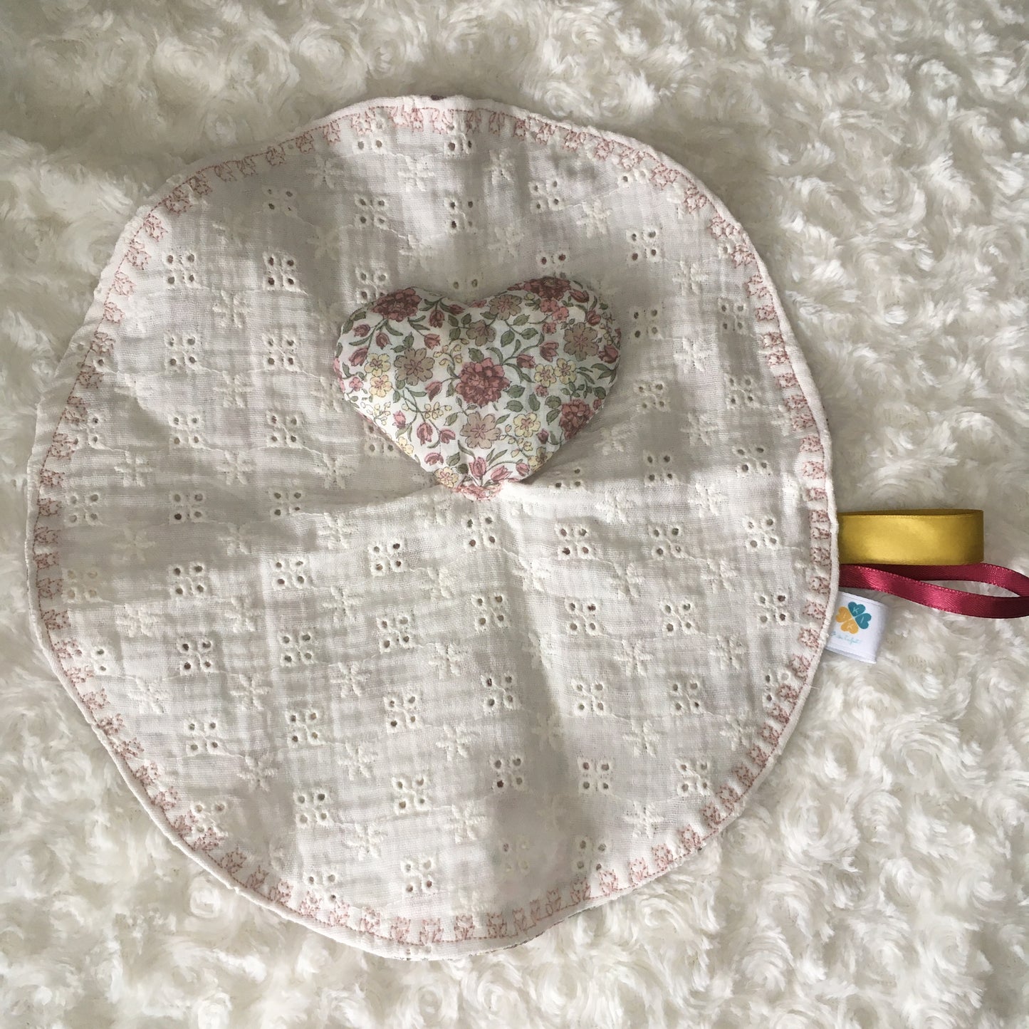 Doudou coeur fleuri et brodé