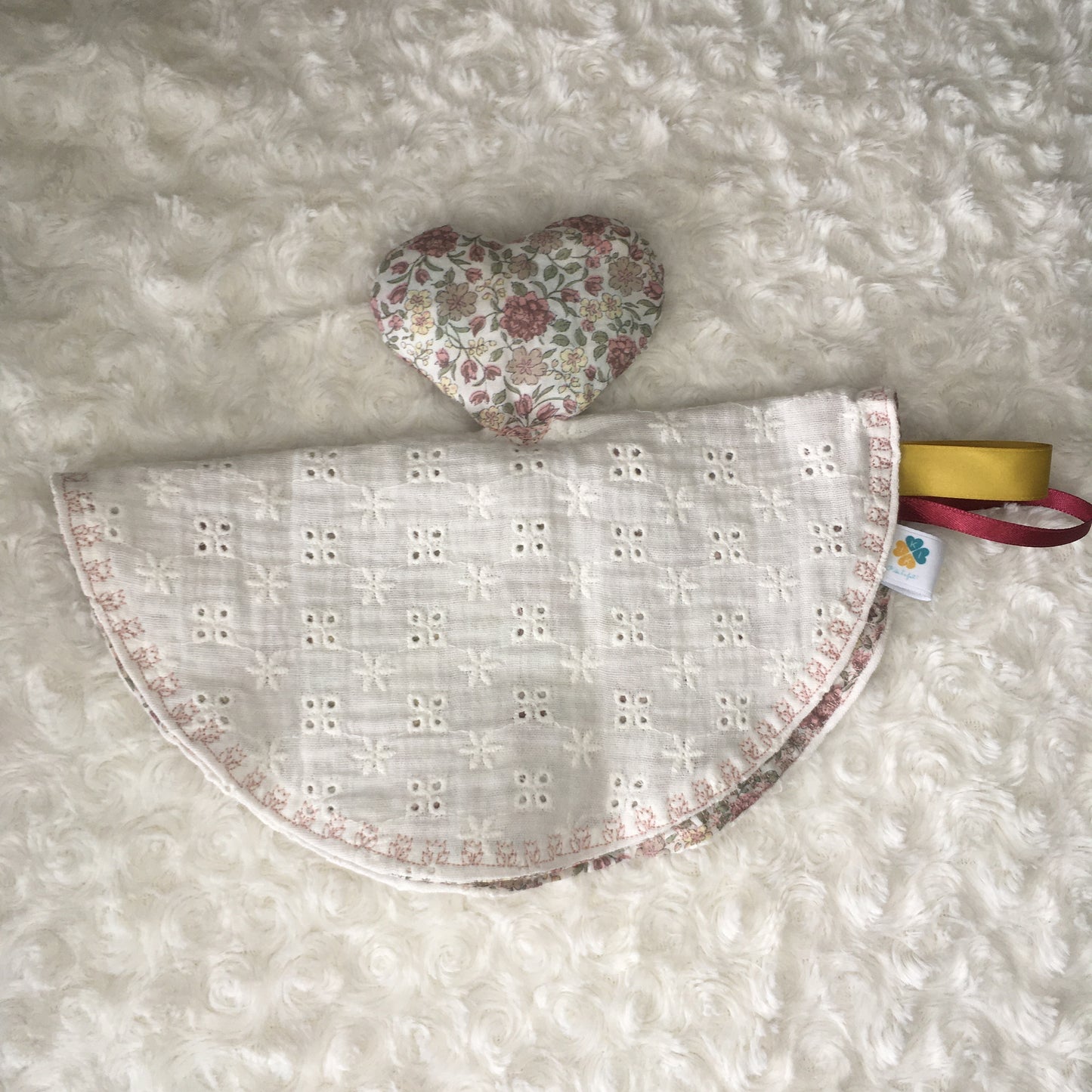 Doudou coeur fleuri et brodé
