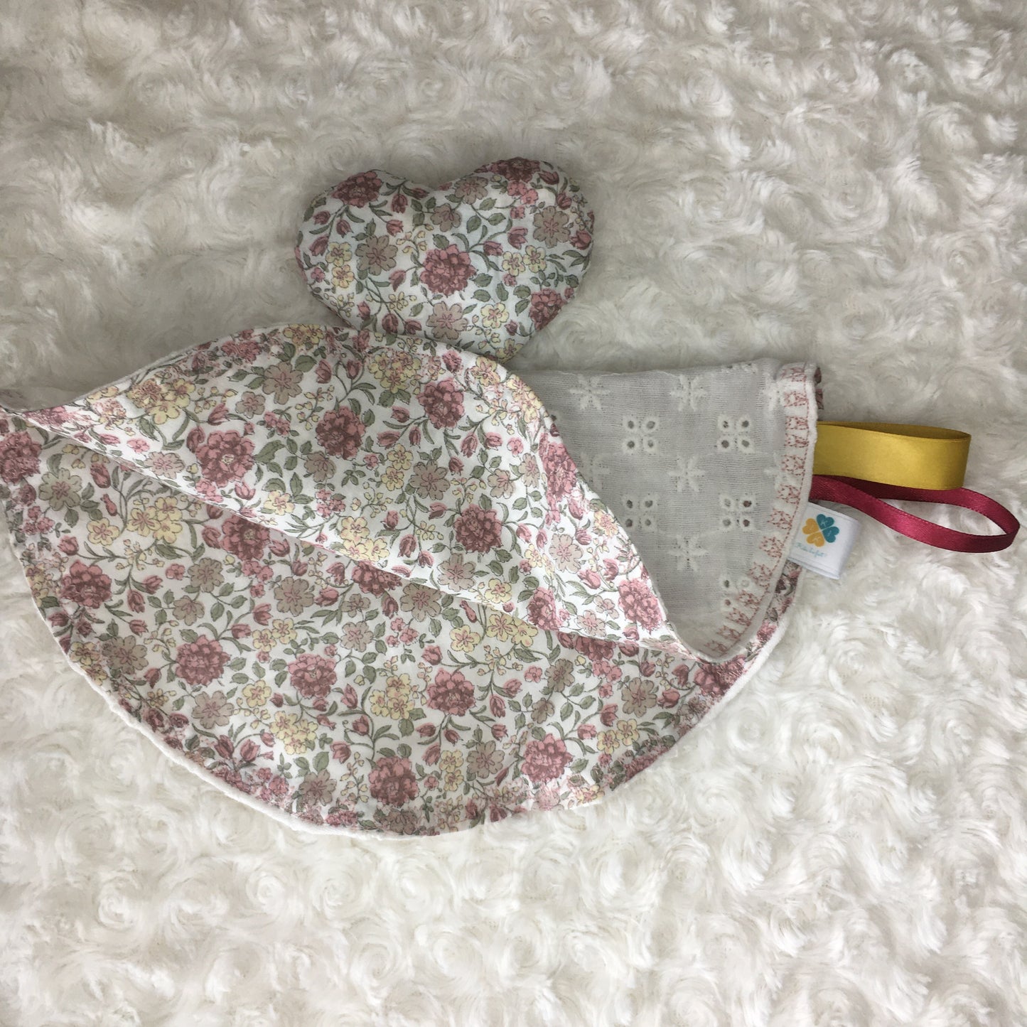 Doudou coeur fleuri et brodé