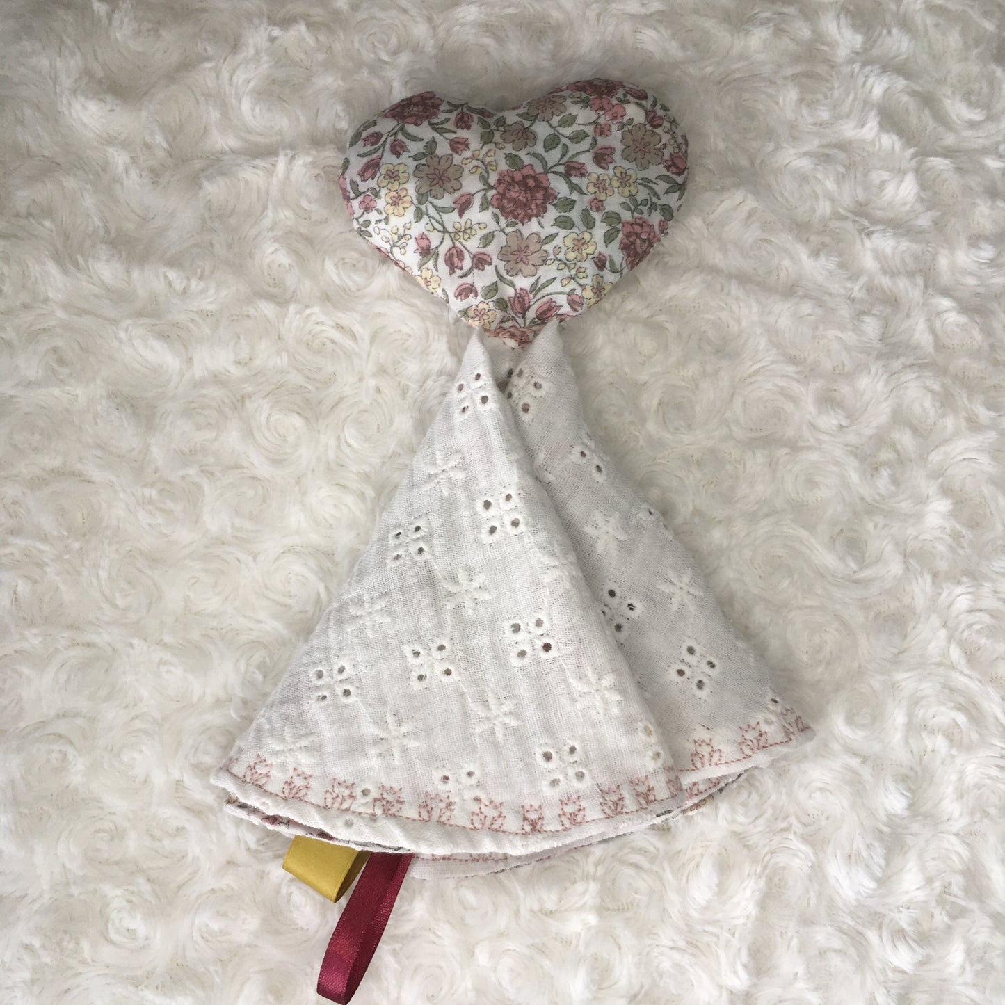 Doudou coeur fleuri et brodé